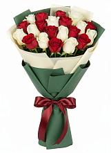 Букет Микс из красных и белых роз в Серышево