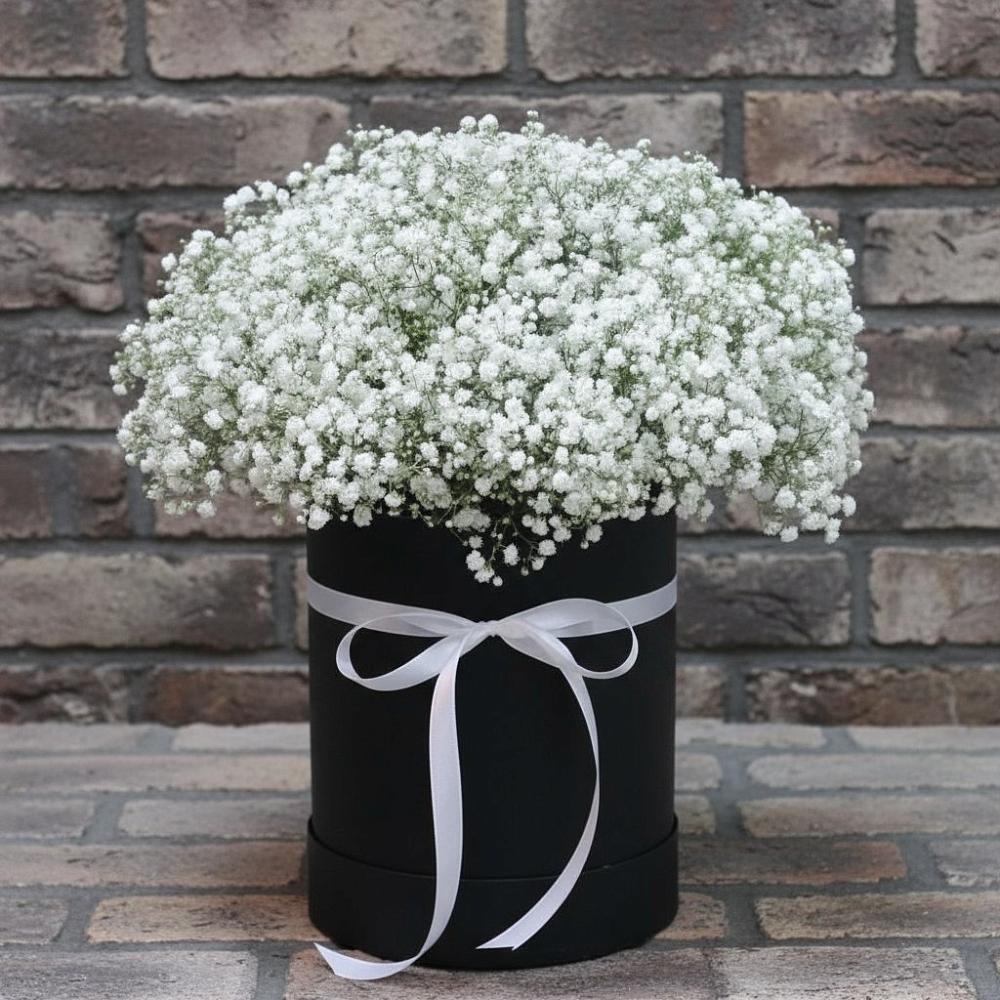 Цветочная композиция из Гипсофила в шляпной коробке в Серышево