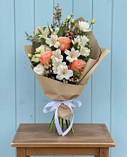 Букет цветов из:  Альстромерии, Лизиантусы, Розы и Хризантемы в Серышево