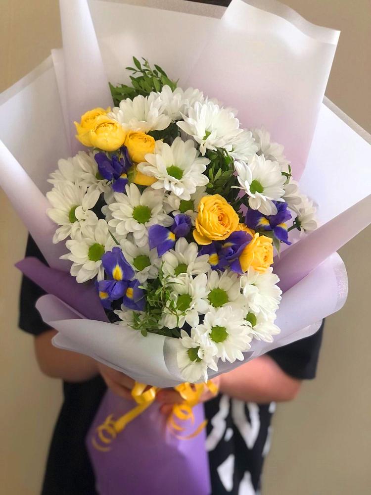 Букет цветов из: Ирисы, Хризантемы и Розы в Серышево