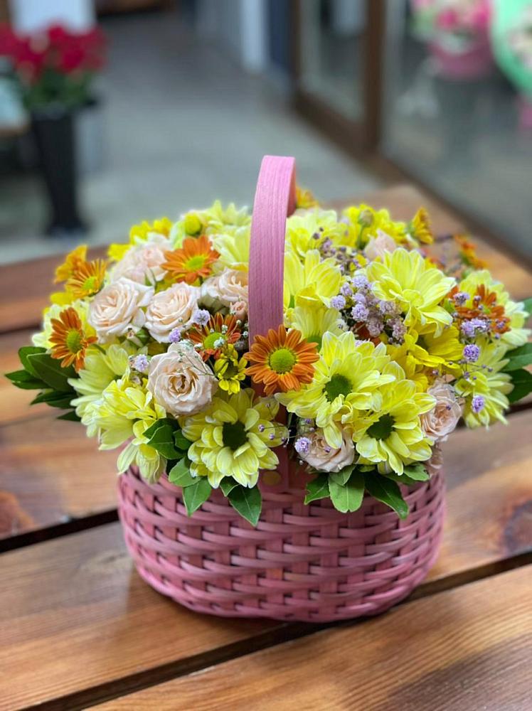Цветочная композиция из Хризантемы и Розы в корзине в Серышево