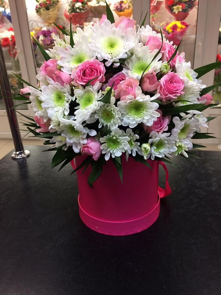 Цветочная композиция из Розы и Хризантемы в шляпной коробке в Серышево