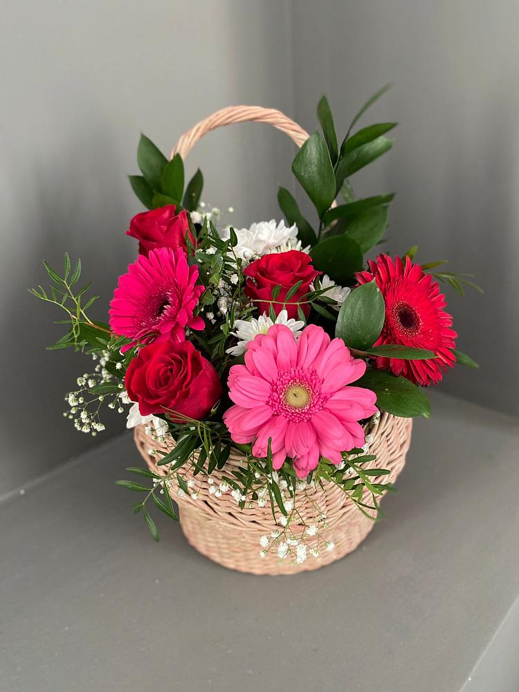 Цветочная композиция из Розы, Хризантемы и Герберы в корзине в Серышево