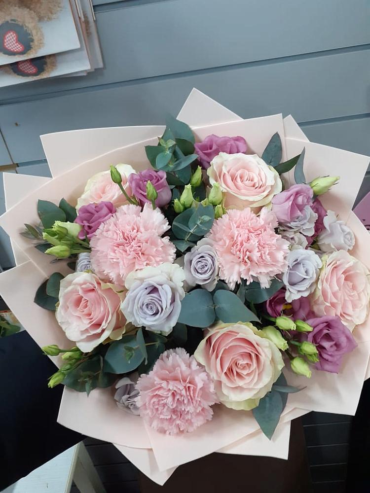 Букет цветов из: Розы, Гвоздики и Лизиантусы в Серышево