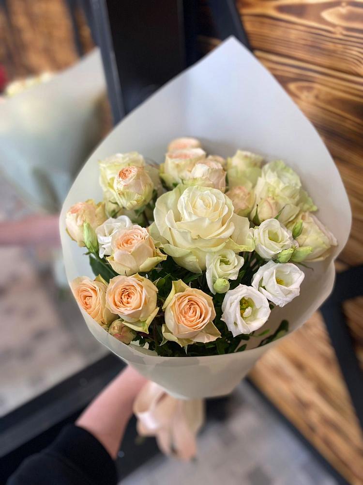 Букет цветов из: Розы и Лизиантусы в Серышево